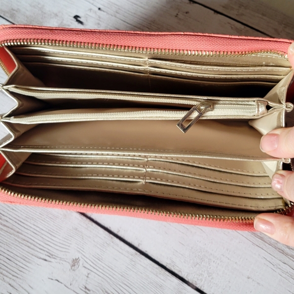 Vintage Guess wallet - Picture 3 of 4